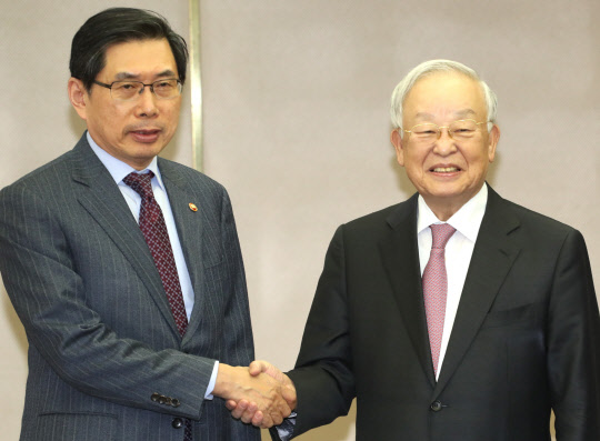 박상기 법무부 장관(왼쪽)이 26일 서울 마포구 경총회관에서 '경총-법무부 상법 개정 관련 정책간담회'가 열리기 전 손경식 경총 회장과 악수하고 있다. <연합뉴스>